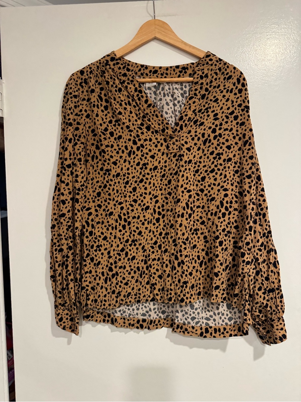GAP Tan Black Spot Print Blouse Women’s Small — animal print, fall